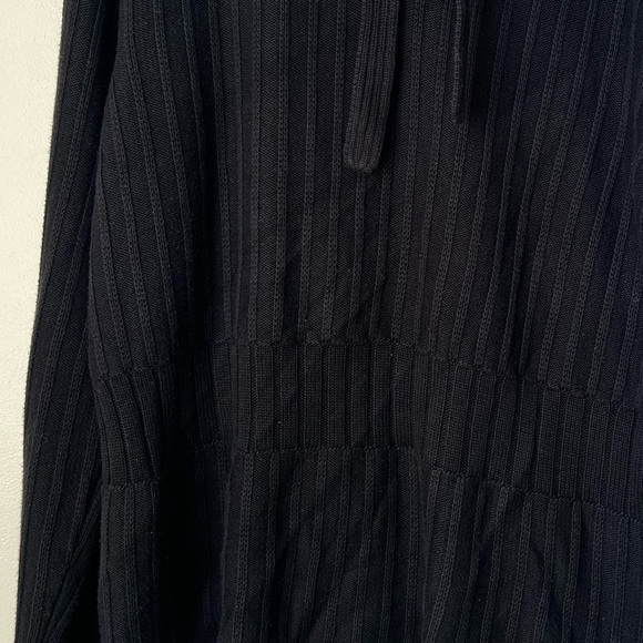 Timeless Liz Claiborne Black Knit Top – Fitted Waist, Ribbed Texture (Size L) - Picture 3 of 4